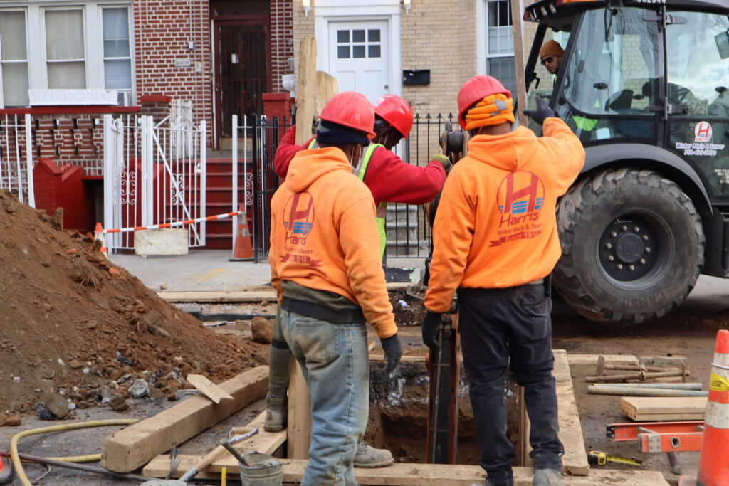 High-definition screen showing a clear view of a cracked sewer pipe interior.