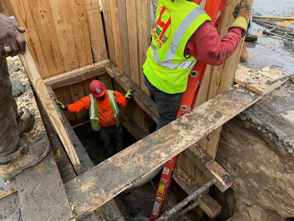 sewer-contractor-in-manhattan-ny-working-on-residential-line