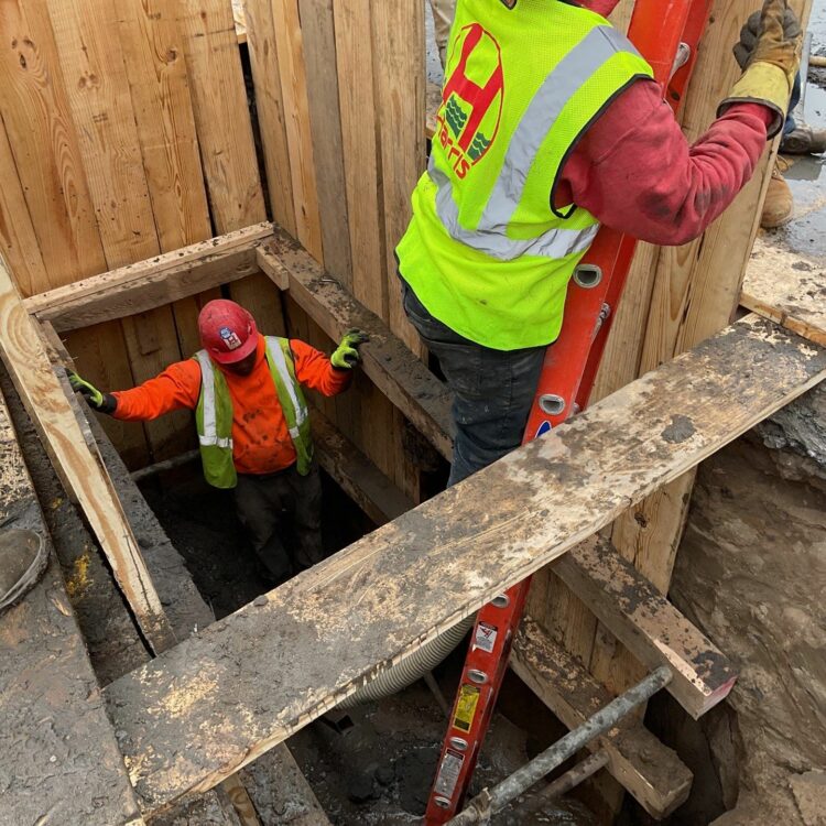 sewer-contractor-in-manhattan-ny-working-on-residential-line